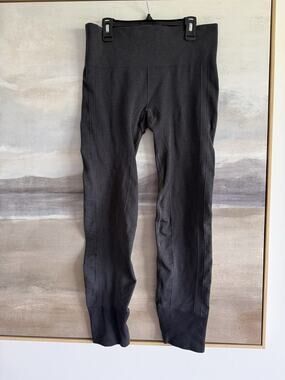 Lululemon Women’s High Rise Cropped Leggings, Size 8 Ribbed Yoga Pant 25” Inseam